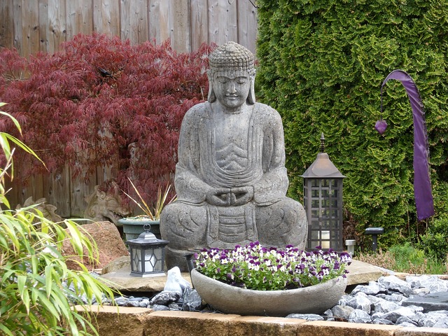 How To Create A Zen Garden - Buddha Statue With Lanterns And Acer Tree